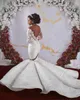 Stunning Mermaid Bröllopsklänningar Lace Appliqued Beaded Off Shoulder Långärmade Sweep Train Boho Brudklänningar Plus Storlek Abiti da Sposa