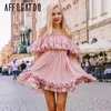 Affogatoo Elegantes, schulterfreies Sommerkleid mit Rüschen, rosafarbenes Damenkleid, lässiges, plissiertes blaues Kleid aus Chiffon, lockeres Urlaubskurzkleid