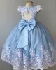 Lace moderne robe de bal appliquée bleu robes de fille de fleur sans arrière pour le cou de joyau de mariage perle en bas âge