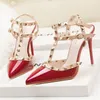 Hot Sale-High Heels Kvinnor Kvinnor Skor Rivets Gladiator Sandaler Sexiga Pumpar Valentine Skor Svart