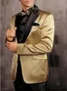 Nieuwe One Button Gold Jacket Black Pants Groom Tuxedos Peak Revers Groomsman Heren Prom Blazer Bruidegom Suits (jas + Broek + Tie) XZ12