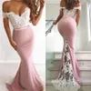 Blush Pink Satin Mermaid Prom Dresses Off The Shoulder Kant Applique Top Open Back Sweep Trein Formele avondjurken met knopen BM0840
