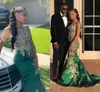 Nya Gold Lace -applikationer Beaded Cryatal Emerald Green Sexig aftonklänningar bär en axel sjöjungfru Afrikansk prom klänning billig party225d