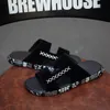 novo designer de Homens Plano Slides sandálias calçados casuais Duplo Buckle famosa marca Arizona Verão ourdoor Praia Flip Flops chinelos de couro