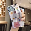 Moda Mały kwiat Wristband Bear Mobile Shell dla iPhone 6S 7 8 x XR XS 11 Pro Max Drop Case Case