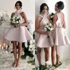 Country Style Short Bridesmaids Klänningar Billiga Halter Baklösa Bröllop Gästklänningar Tillbaka Med Big Bow Backless Maint of Honor Dress