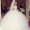 Abiti da sposa di lusso in pizzo con sfera Abiti da sposa Abiti da sposa con spalle scoperte e maniche lunghe Abiti da sposa con scollo a barchetta