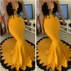 2020 Arabiska Gula Lace Sexiga Aftonklänningar Halter Mermaid Satin Prom Klänningar Vintage Formell Party Bridesmaid Pageant Gowns