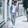 2021 Najnowsze szare śluby Tuxedos męskie Slim Fit Garnitury Casual Custom Mens Business Formalne Groomsmen Garnitury 2 sztuki Koszulki Kurtka Spodnie