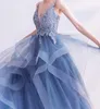 Fairy Smoky Blue Prom Dresses Sexy dekolt Sheer z aplikacją Kryształowa długość podłogi Prom Dress Suknie wieczorowe