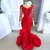 2020 Vermelho Sereia Vestidos De Prom Sheer Pescoço Lace Appliques Frisado Baixo Split Split Mangas Longa Roufle Plus Size Vestidos de Noite de Partido Personalizado