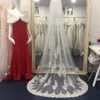 Von 2019 entworfene Hochzeitsschleier. Brautschleier in Kathedralenlänge mit Rouge-Gesicht. Zweilagiger Brautschleier in individueller Länge mit kostenlosen Kämmen