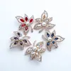 Smycken Broscher Guld Ton Maple Leaf Brosch Pins Rinestone Crystal Maple Leaf Corsage Pin Broscher med Pearle Broscher Pins Utsökt Colla