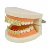 Grillz chapado en oro de 18 quilates para hombres y mujeres de moda de la calle raperos de lujo Bling Zircon parrillas dentales conjunto de 2 piezas ahueca hacia fuera los dientes de Hip Hop