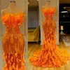 Fjädrar Orange Mermaid Prom Klänningar med Strapless Sequined Sparkle Mermaid Evening Gowns Robes de Soirée Cred Carpet Formell Party Wear