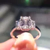 1CT 2CT 3CT witgoud Drie Emerald Cut Fashion Moissanite Ring met Certificate209u