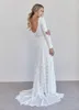Vintage-line koronkowa skromna suknia ślubna z długimi rękawami prosta suknia ślubna Boho z pełnymi rękawami głęboki dekolt na plecach artystyczna suknia ślubna na plaży