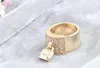 Tamanho 678 marca silvergoldrose banhado a ouro completo strass chave de bloqueio m banda k anéis carta estilo logotipo anel4206349