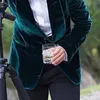 Swobodny styl zielony aksamitne mężczyźni garnitury ślubne smoking szal klapa jedna guzik blezer smoking ślubny