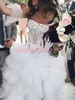 Exquisitos vestidos de novia escalonados de tul Vestido de novia de encaje africano sin tirantes de división alta País Tallas grandes robe de mari￩e Bola de novia de jardín