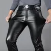 Thoshine Marka Erkek Deri Pantolon Slim Fit Elastik Tarzı İlkbahar Yaz Moda PU Deri Pantolon Motosiklet Pantolon Streetwear