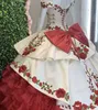 Muhteşem Altın Kırmızı Yeşil Nakış Quinceanera Elbiseler Charro Kapalı Omuz Yay Katmanlı Saten Balo Balo Elbise 7. Sınıf Tatlı 15 Dres