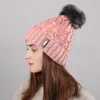 Kızlar Örme Pom Poms Şapka Moda Kadın Kürk Topu Sıcak Kasketleri Kafatası Kap Erkekler Nedensel Açık Kayak Tığ Kap TTA1642