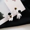 Koreansk mode kreativ nette design stjärnhimmel rymdstjärna studs asymmetrische astronaut stud ohrringe mode örhängen frau schmuck gfit