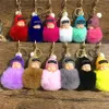 Söt sovande baby docka keychain pompom kanin päls boll carabiner nyckel kedja nyckelring kvinnor kids nyckel hållare väska hänge nyckelring 000