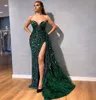 Vert foncé plumes pailletées robes de soirée de célébrité 2021 arabe chérie dos nu fente latérale Pageant robes de bal robe d'occasion AL4041