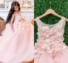 2019 Nuovi abiti economici per ragazze di fiore rosa per matrimoni Sheer Jewel Neck senza maniche fatti a mano Fiori Compleanno Bambini Ragazza Abiti da spettacolo