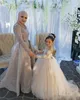 2023 Carino Blush Pink Flower Girls Abiti maniche lunghe per matrimoni Appliques in pizzo Ball Gown Compleanno Ragazza Comunione Pageant Abiti Champagne