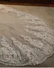 Designer Sequined Wedding Veils Waved Big Appliqued Edge 4m Long Cathedral Längd Lace Bridal Veil med kam för kvinnor Hårtillbehör