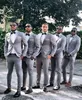 Grå Groomsmen passar två knapp SLIM Fit Mens kostym för bröllop Två bit Bröllop Tuxedos (Jacka + Byxor + Bow)