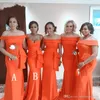 New Orange billige Meerjungfrau Brautjungfer Kleider Afrikaner Off Schulter Satin Hochzeit Gastkleid Promkleider Plus Größe Roben de Demoisel 0417