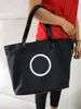 Clássico preto c moda armazenamento bolsa de ombro grande capacidade sacos de compras feminino lazer fardo para senhoras itens favoritos wogue vip 225y