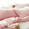 Juegos de cama de color blanco y rosa con bola lavada, tela decorativa de microfibra, funda nórdica Queen King, funda de almohada cómoda