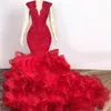 Luxuriöse rote Meerjungfrau-Abendkleider, Spitze, Perlen, V-Ausschnitt, Perlen, Kristalle, abgestufte Rüschen, Ballkleider, Sweep-Zug, formelle Abendkleider