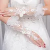 2020 Glants de mariée en forte en dentelle Lace Crystal Gants Gants de mariage Gants de dentelle pour les mariées sans doigt sous Elbow Leng2270954