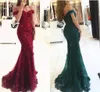 2020 Sexiga Aftonklänningar Mörkröd Burgundy Hunter Off Axel Lace Appliques Beaded Mermaid Long Open Back Prom Dress Party Pageant Gowns