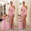 Sexy Nouveau Pas Cher Rose Une Épaule Mère Et Fille Robes De Bal Côté Split Tulle Sirène Volants Fleurs Formelle Robes De Soirée Robe De Soirée