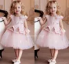 Preciosos vestidos de niñas de flores cortas de color rosa mangas cortas 3d Floral Appliques Girls Birthday Party Vestidos de concurso para niños baratos