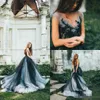 2020 bescheidene marineblaue Brautkleider Gothic V-Ausschnitt Träger Tüll Stufenrock Kapellenschleppe Spitzenapplikation Perlen Brautkleider nach Maß