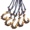Modeschmuck ganze Los 12pcs Cool Simulation Knochen geschnitzt hawaiianisch maori brauner Fischhaken Anhänger Amulett Halskette Drop Shippi5824325