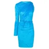 Innovativ Kyliejenner Velvet Mini Dress Glänsande ljusblå Ruched Långärmad En Shoulder Clubwear med slips i asymmetrisk stil