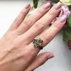 Fashion-Brown Stone Ring Anel Kvinna Brun Färg Smycken Högkvalitativ Flower Finger Ring Toppkvalitet Smycken För Kvinnor