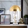 Lámpara de mesa de mármol con bola de cristal moderna con luz LED coloreada - Accesorio de escritorio de arte creativo para decoración del hogar, lectura, dormitorio - Diseño único y elegante