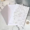 （50個/ロット）3D新郎新婦ホワイト結婚式の招待状カードレーザーカットポケット花囲まれたカスタマイズされた招待状IC052