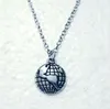 Vintage Silver Unisex Amulet Halsband Globe Earth Pendant Halsband Kedja Supernatural Travelers Smycken Choker Protection Smycken Gift 546