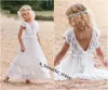 安くビーチの結婚式のページェント衣装のためのボヘミアの白い花の女の子のドレスラインボーレースvネックキッズファースト聖体拝領のドレスFG1264